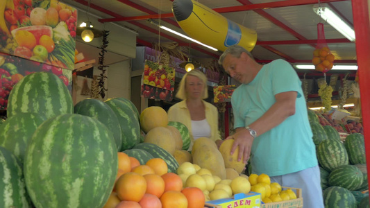 在市场购买水果的夫妇视频