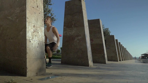 少年在石柱上翻滚跳跃慢镜头12秒视频