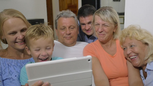 一家人在家里平板电脑上看电影28秒视频
