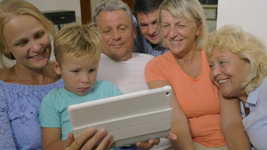 一家人用平板电脑上看视频的慢动作43秒视频