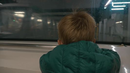 小孩子看着地铁的车窗视频