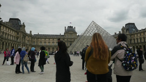 在卢浮宫周围行走的游客6秒视频