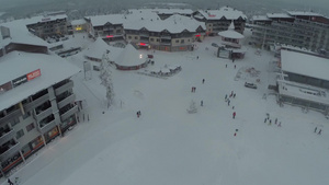 空中俯瞰滑雪胜地鲁卡的雪域12秒视频