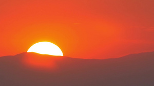 火红的大太阳落在一座山后面23秒视频