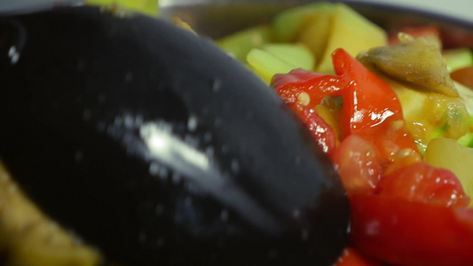 用勺子搅拌美味的混合蔬菜视频