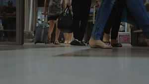 一群人带着行李走出机场航站楼的步履特写视频31秒视频