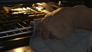 女性手在烤箱里检查烤肉串用叉子把它们翻过来50秒视频