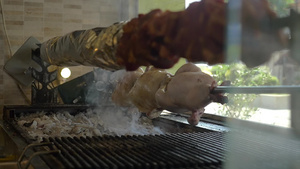 厨房里熏制的烤肉串25秒视频