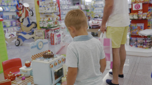 父母和孩子在超市里购物12秒视频