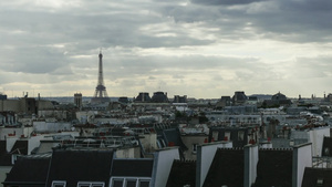 灰色云层下的法国埃菲尔铁塔景观14秒视频