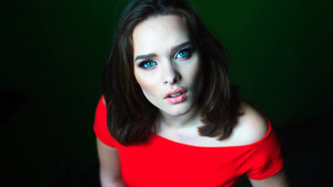 蓝眼睛穿着红色衣服的年轻女人13秒视频