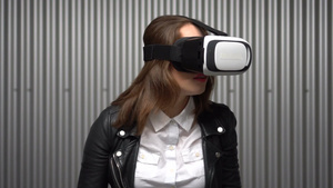 女性体验虚拟眼镜20秒视频