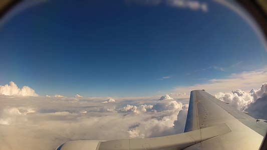 在空中飞机上从窗户看天空中漂浮的白云视频