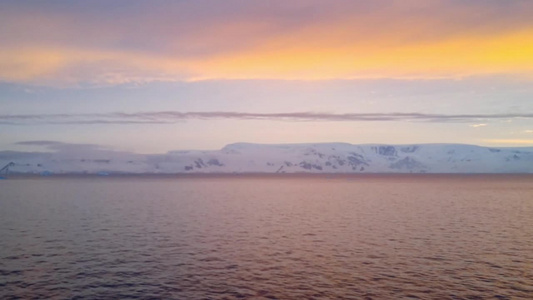 南极海峡水面与冰雪交界群岛屿视频