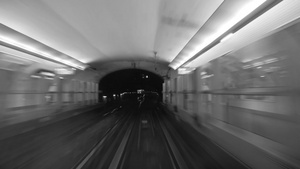 黑白延时拍摄的地铁列车在黑暗的隧道中移动12秒视频