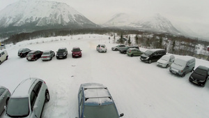 在冬季室外停车场一辆汽车沿着覆盖了雪的道路汽车行驶19秒视频