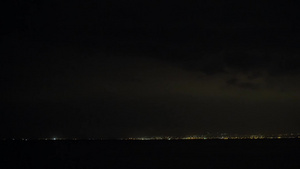 在黑暗的夜空中远处的闪电闪烁在城市上空 雷雨即将来临20秒视频