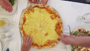 一家人在分享着美味的意大利披萨奶酪10秒视频