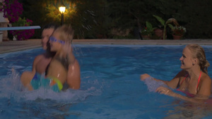年轻男女和小男孩在游泳池里玩得很开心11秒视频
