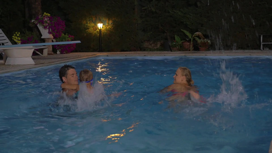一家人在游泳池里游泳[游池]视频