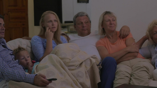 幸福大家庭坐在沙发上看电影视频