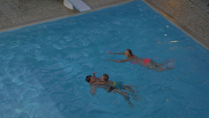 一家三口在游泳池里游泳19秒视频