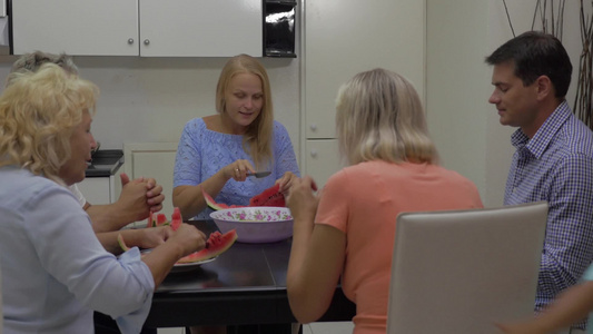 一家人在厨房吃西瓜视频