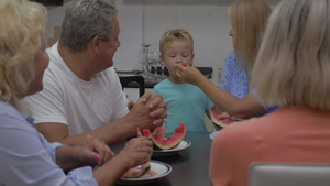 一家人在厨房吃西瓜10秒视频
