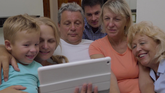 大家庭里有父母儿子和祖父母在家看数字平板电脑上的视频视频