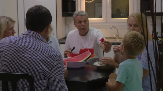 一家人坐在一起吃甜西瓜视频