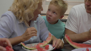 老年女性喂小男孩吃西瓜13秒视频