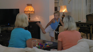 快乐的男孩在家里为两个祖母表演舞蹈21秒视频