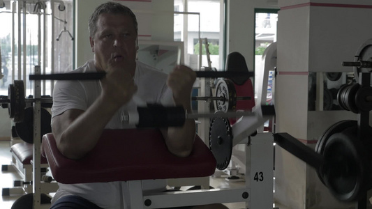 男子在健身房锻炼视频