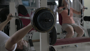 两个中年人在健身房运动锻炼29秒视频
