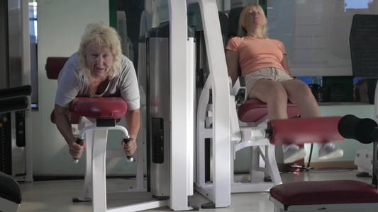 两个妇女在健身房锻炼视频