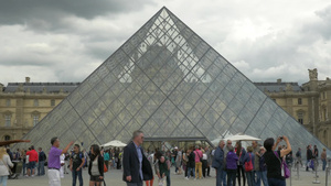参观卢浮宫的游客16秒视频