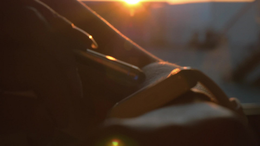 在日落时女人用笔触智能手表发信息的特写镜头视频