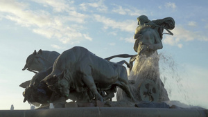 丹麦哥本哈根挪威女神格夫君驾驶公牛的雕像和格菲翁喷泉10秒视频