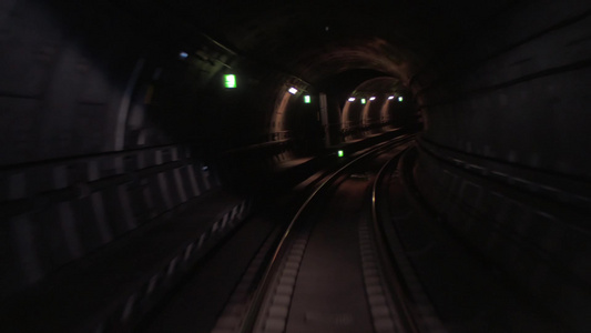 列车在地下隧道移动[次列车]视频