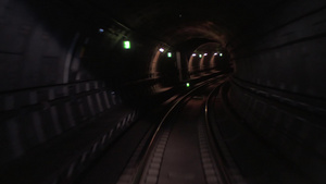 列车在地下隧道移动26秒视频