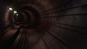 火车在黑暗地下隧道里前进29秒视频