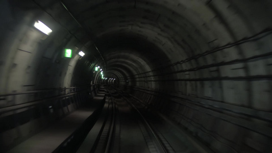 地铁列车黑暗隧道中快速移动穿梭视频