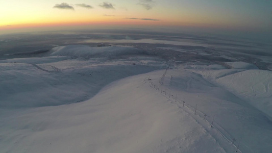 冬日滑雪山上的日出航拍视频