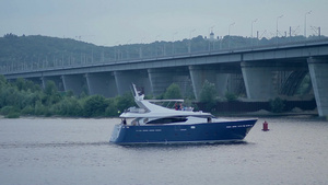 豪华私人摩托艇在城市景观桥附近的河流上航行21秒视频