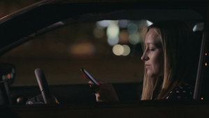 金发女人坐在车里玩手机26秒视频