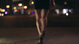 晚上在城市街道上行走的穿着高跟鞋的女人9秒视频