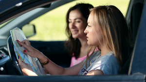 两个漂亮女孩坐在车里看地图24秒视频