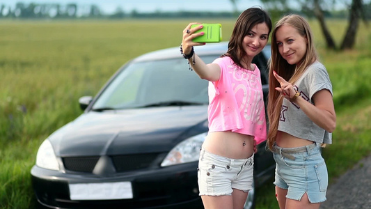 两个可爱女孩在汽车前自拍视频
