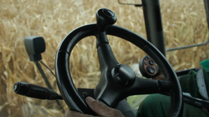 在农田玉米地工作的联合收割机驾驶室特写7秒视频