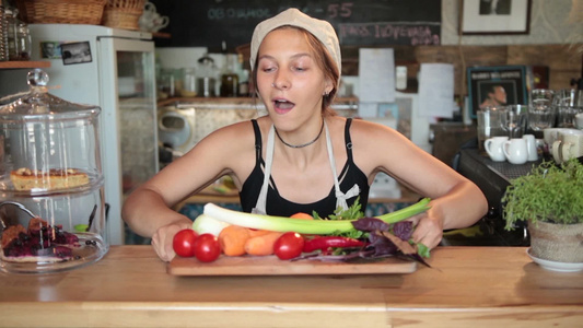 女厨师在酒吧摊上把蔬菜放在砧板上视频